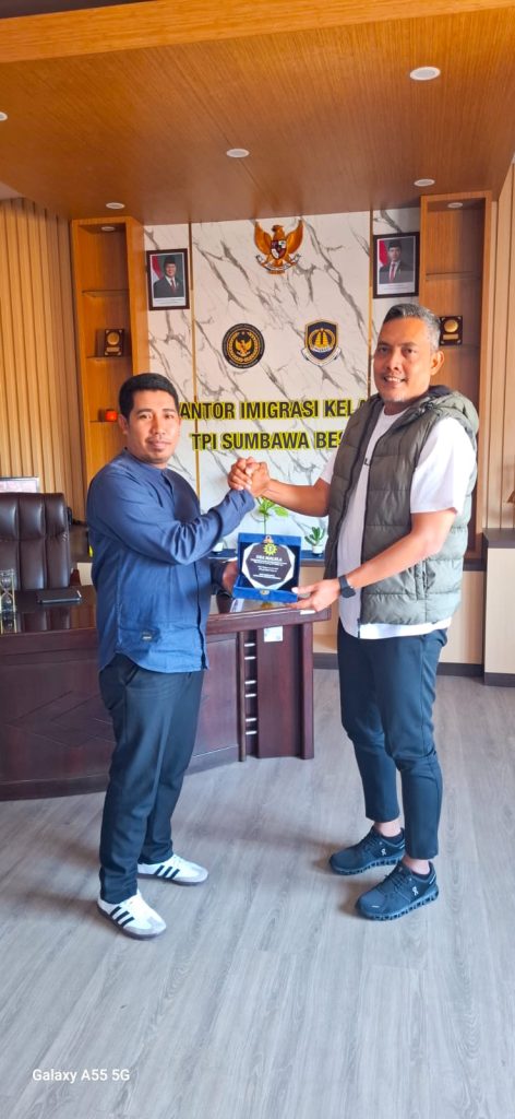 Rajin Laporkan Siswa Asing, Imigrasi Sumbawa Apresiasi Pesantren Dea Malela