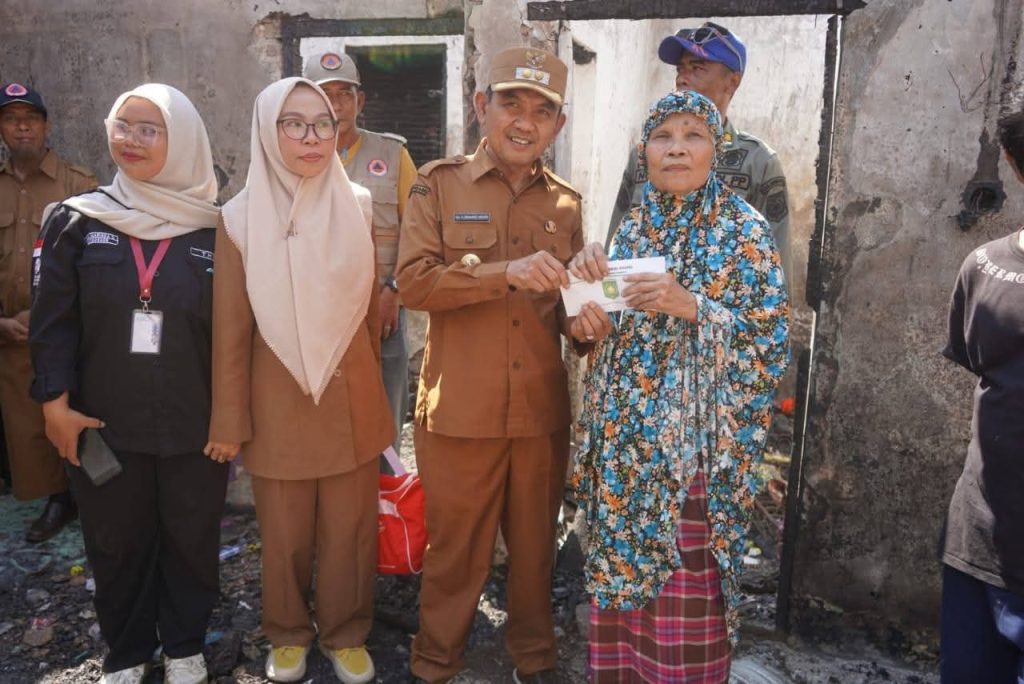 Wabup Sumbawa Tinjau dan Salurkan Bantuan Kepada Korban Kebakaran di Kelurahan Pekat