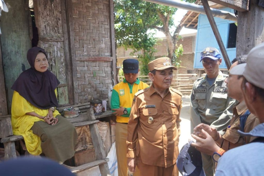 Pemda Sumbawa Berikan Bantuan Perbaikan Rumah Bagi Warga Yang Rumahnya Tidak Layak Huni