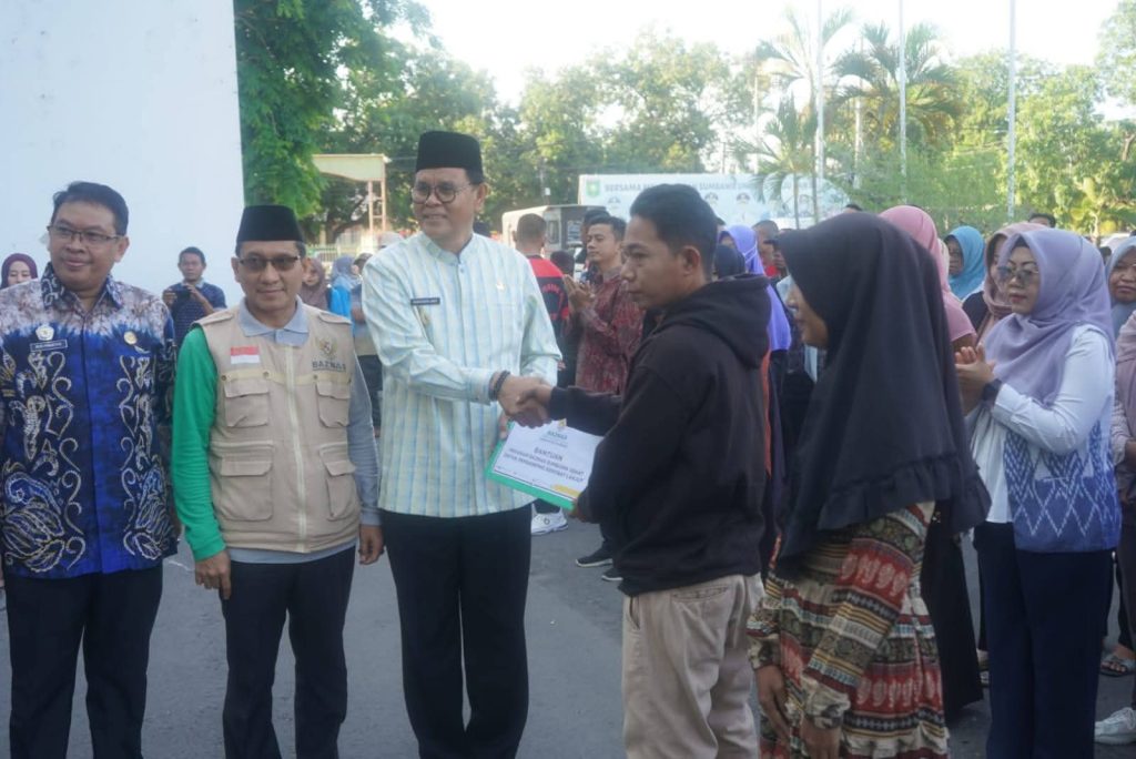 Tingkatkan Ekonomi Masyarakat, Bupati Sumbawa Serahkan Bantuan Gerobak dan Modal Usaha Dari BAZNAS