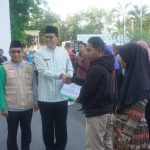 Tingkatkan Ekonomi Masyarakat, Bupati Sumbawa Serahkan Bantuan Gerobak dan Modal Usaha Dari BAZNAS