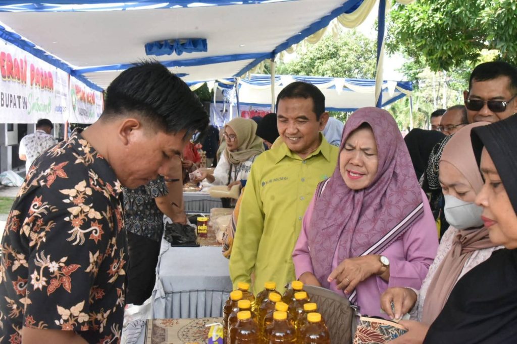 Pastikan Bapok Terjangkau, Wabup Sumbawa Buka Operasi Pasar