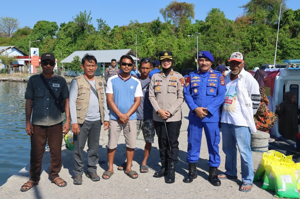Polres Sumbawa Polda NTB Hadirkan Poliklinik dan Perpustakaan Terapung Bagi Warga Pesisir