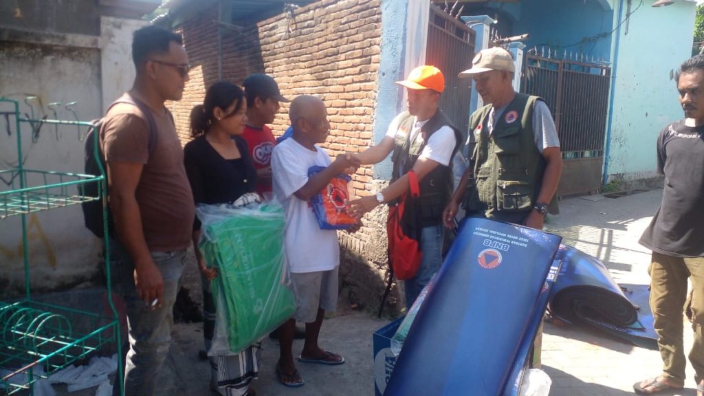 BPBD Sumbawa Salurkan Bantuan Korban Kebakaran di Kelurahan Pekat