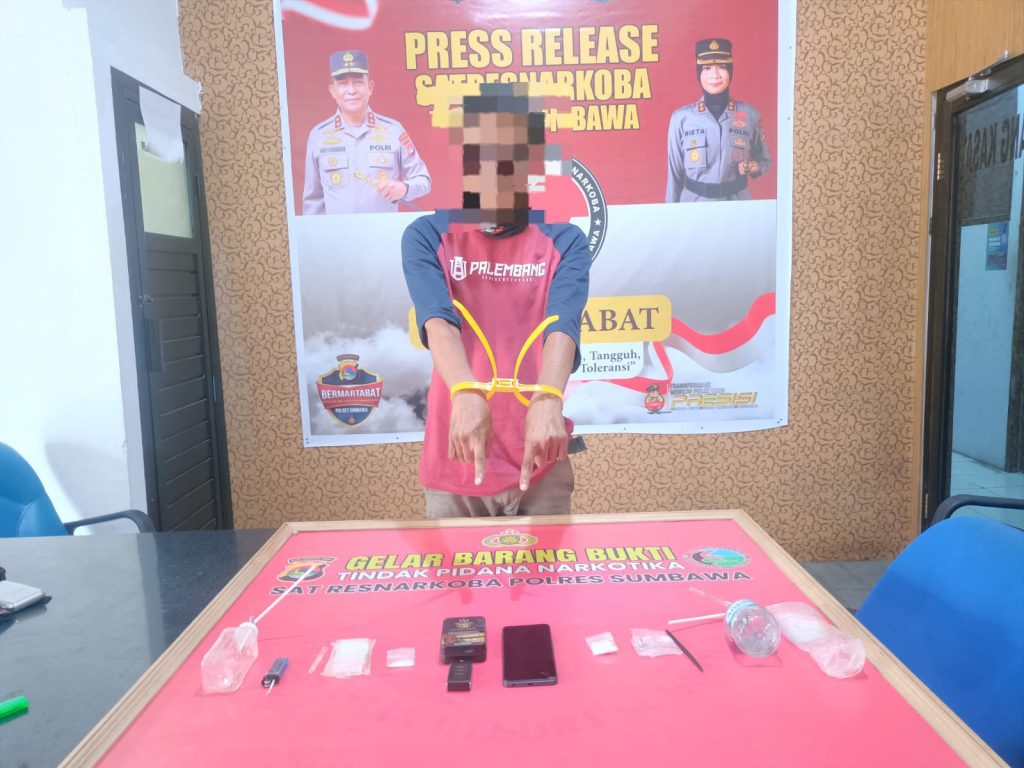 Ungkap Jaringan Narkoba, Personel Polres Sumbawa Geledah Dua TKP