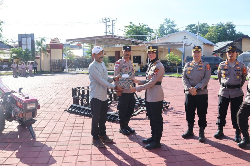 Wujudkan Ketahanan Pangan, Polres Sumbawa Serahkan Bantuan Alsintan Pada Kelompok Tani