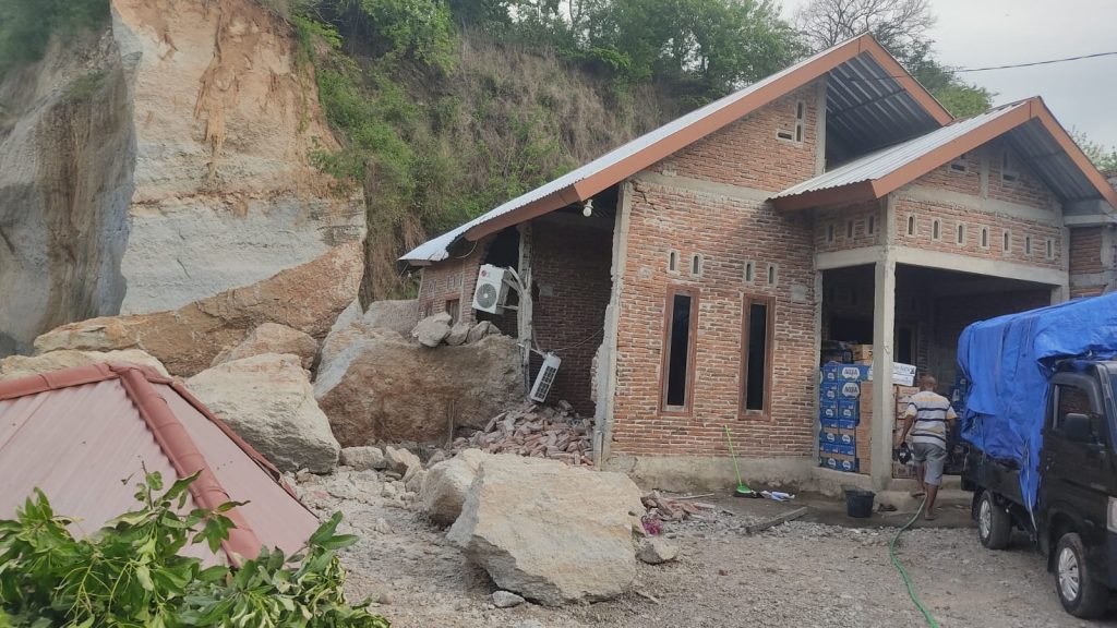 Rumah Warga di Sumbawa Rusak Parah Diterjang Longsor
