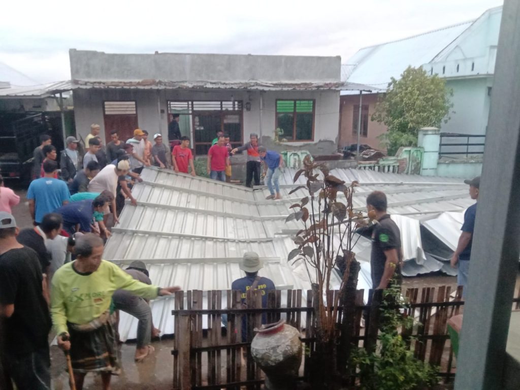 Diterjang Puting Beliung, Rumah Warga di Moyo Utara Rusak Parah