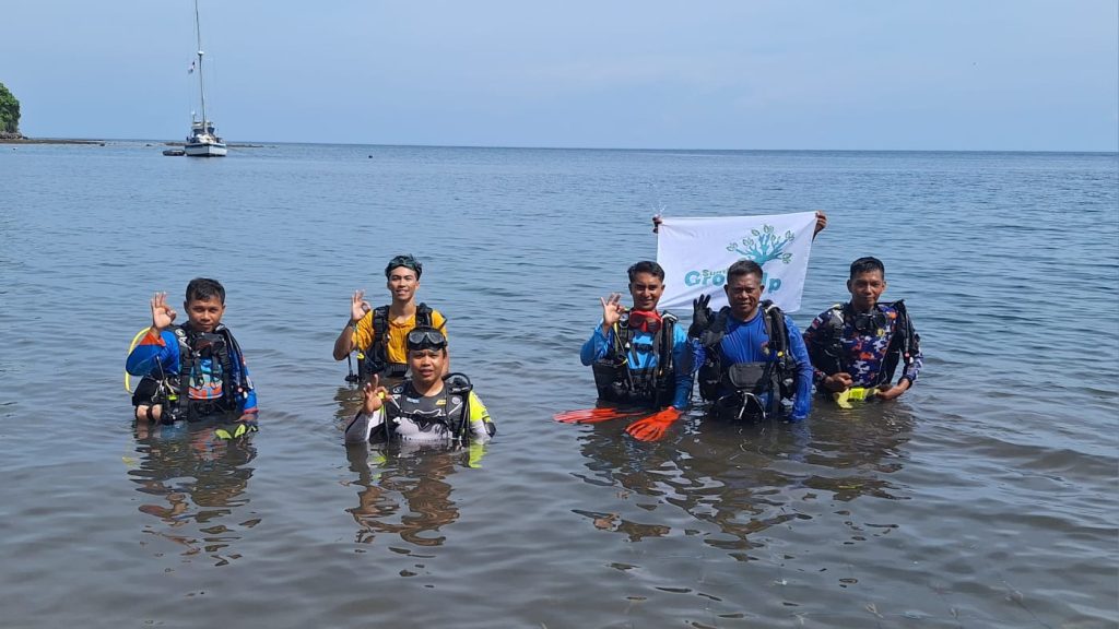 Meriahkan Hari Sumpah Pemuda, Sumbawa Grow Up Lakukan Transplantasi Terumbu Karang