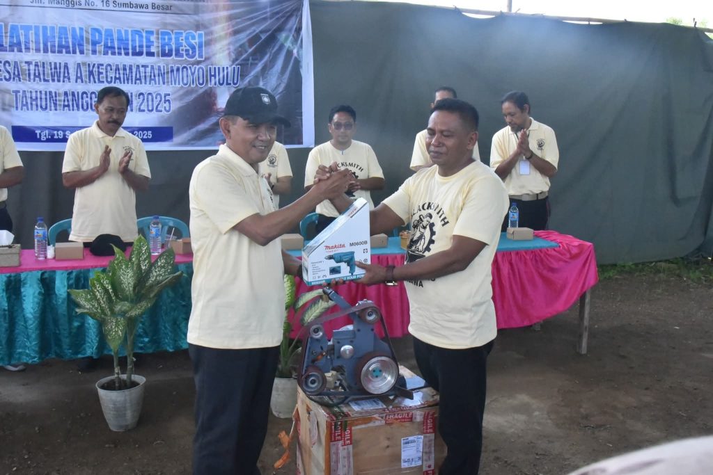 Pertahankan Warisan Leluhur, Pemda Sumbawa Dorong Regenerasi Pandai Besi Melalui Pelatihan