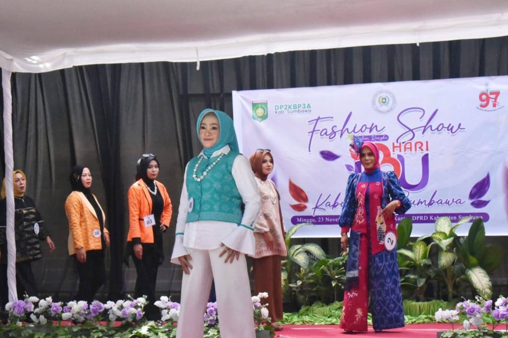 Tunjukkan Pesona Budaya Lokal, IISWARA Sumbawa Gelar Lomba Fashion Show Dengan Tema “Lestari Wastra Samawa”
