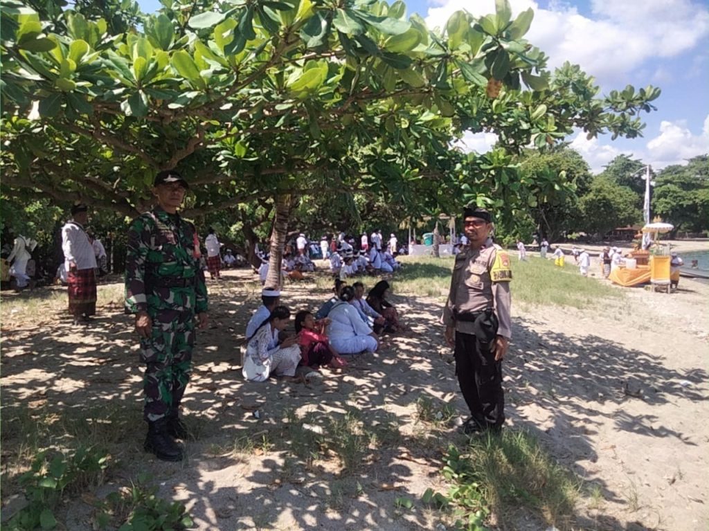 Pastikan Kelancaran Upacara Melasti, Polsek Labuhan Badas Laksanakan Pengamanan