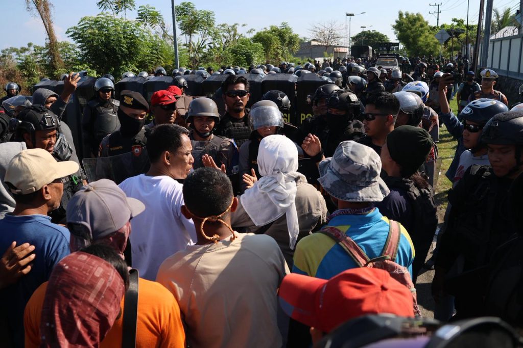 Eksekusi Lahan Sengketa di Alas Barat Ditunda: Tiga Personel Polisi Terluka Akibat Perlawanan Massa