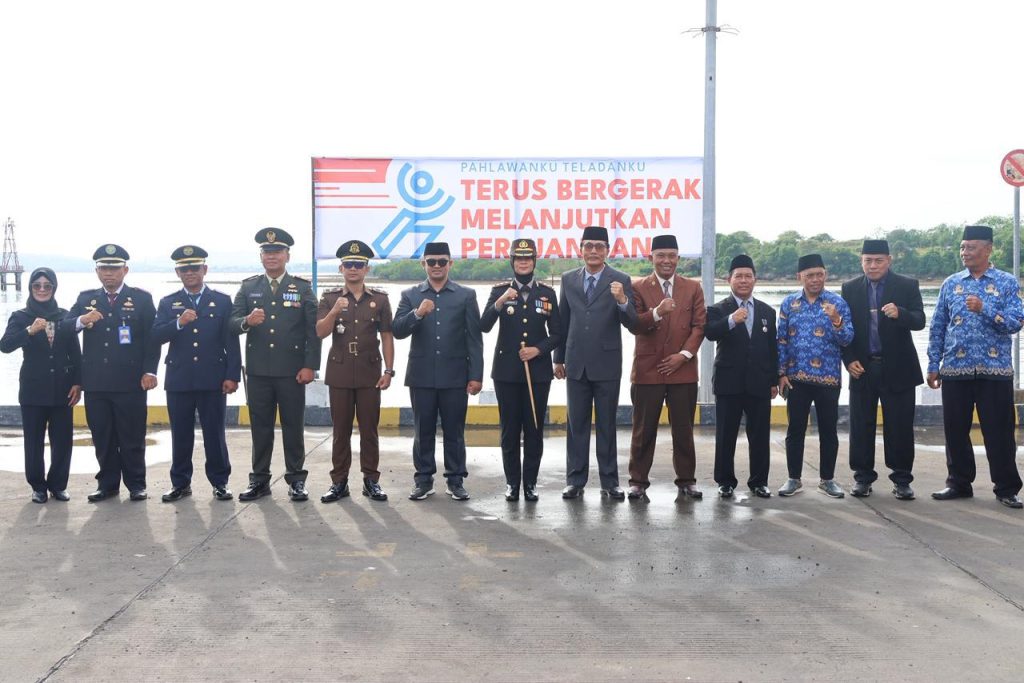 Peringati Hari Pahlawan, Kapolres Sumbawa Pimpin Upacara Tabur Bunga