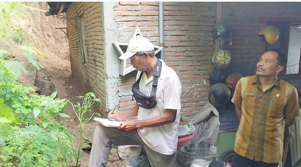 Dua Rumah Warga Di Bukit Tinggi Sumbawa Diterjang Tanah Longsor