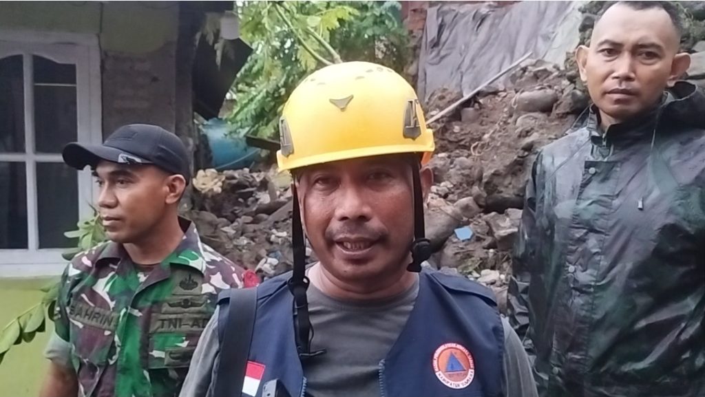 Tanah Longsor Kembali Terjadi Di Bukit Tinggi Sumbawa, Satu Unit Rumah Rusak Parah