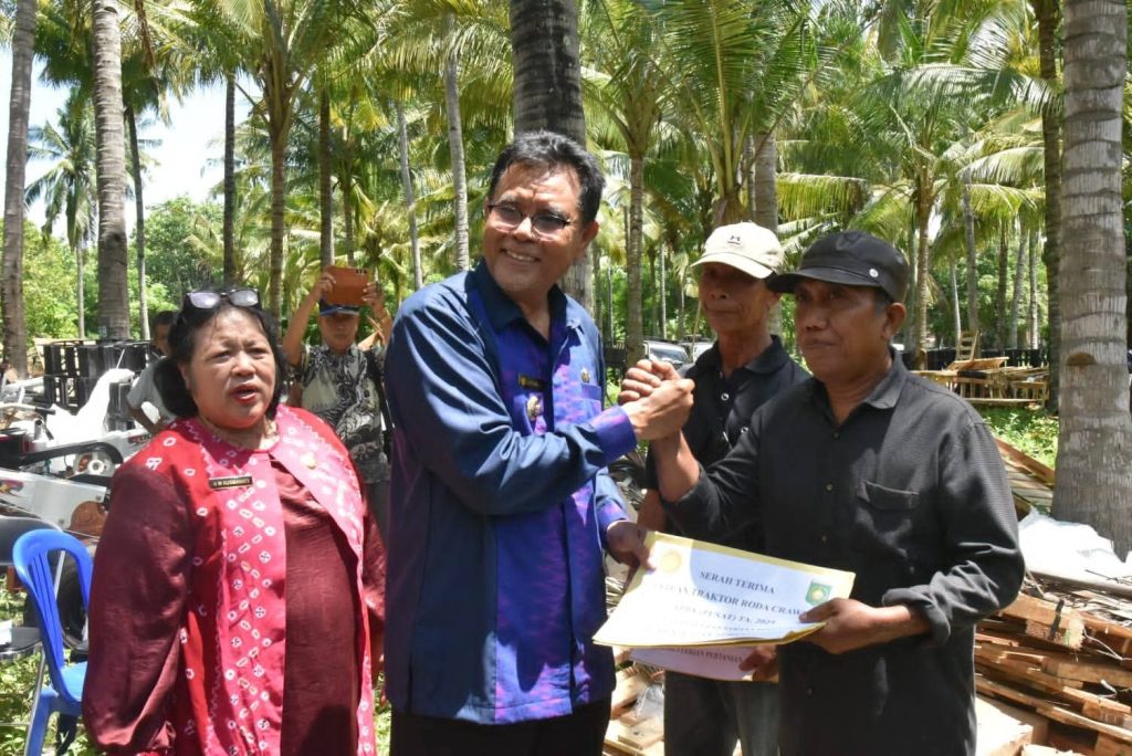 Serahkan Alsintan, Bupati Sumbawa Tekankan Penggunaan Jangka Panjang dan Hijaukan Sumbawa