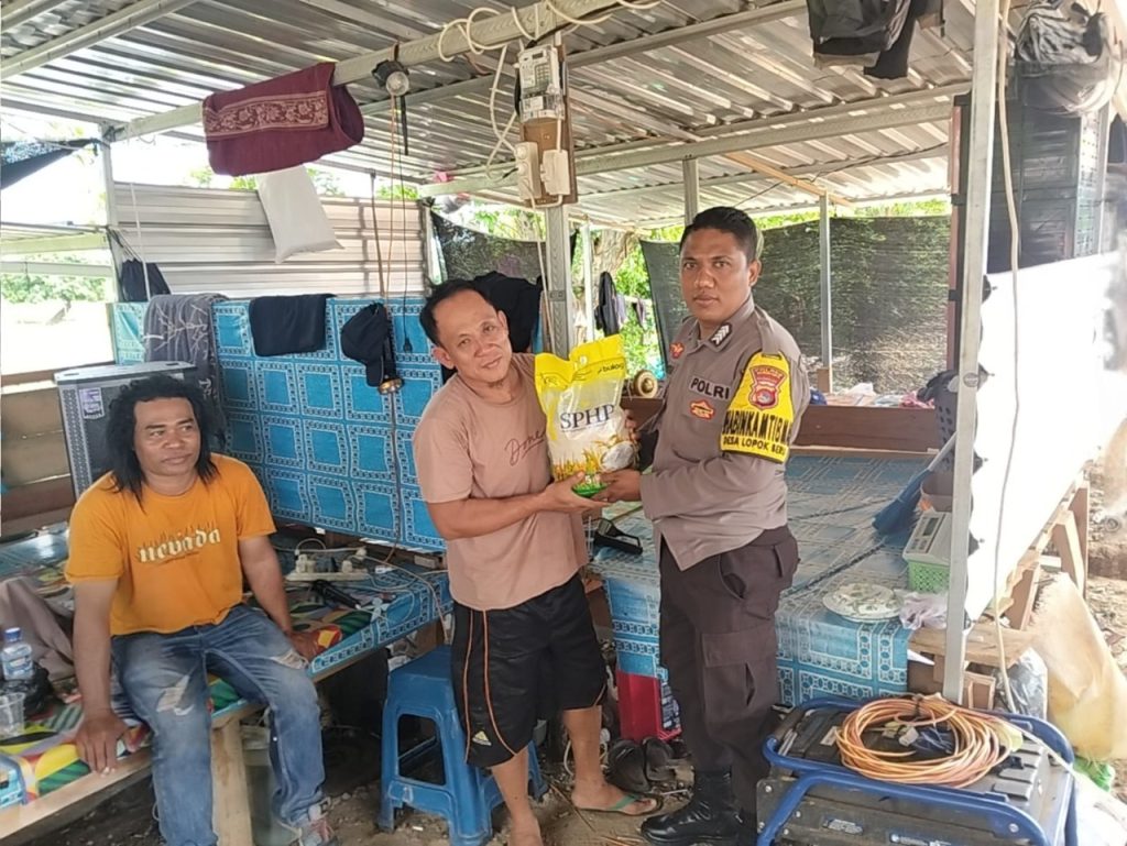 Jaga Stabilitas Harga Pangan, Polsek Lape Jual Murah 455 Sak Beras SPHP