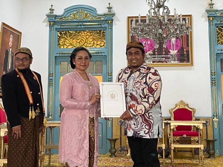 Paku Buwono XIV Keraton Surakarta, Anugerahi Gelar K.R.A Kepada Tokoh Sumbawa