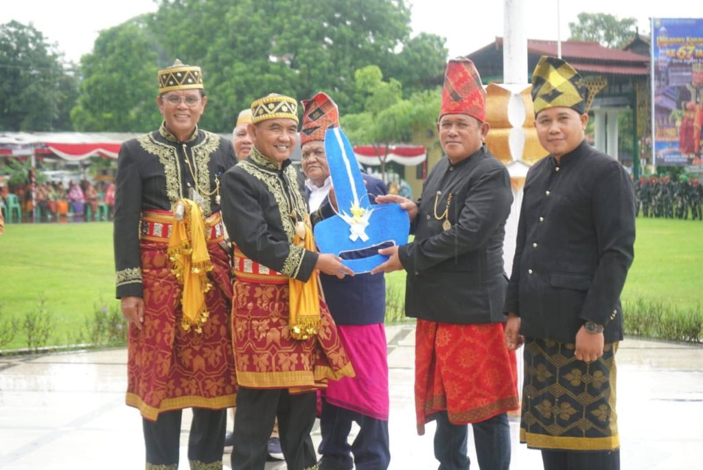 HUT ke 67 Tahun Kabupaten Sumbawa, Bupati Sumbawa Serahkan Lencana Karya Sakti, Truk Tangki Air Hingga Ambulance