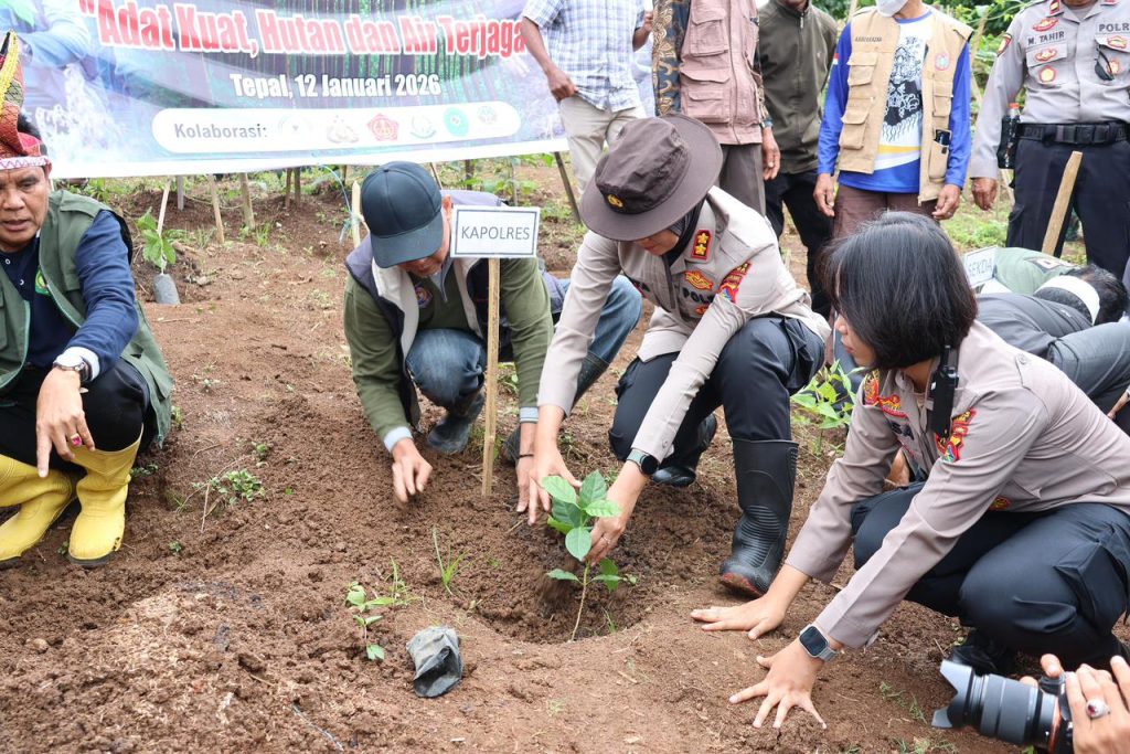 Wujud Sinergitas, Kapolres dan Bupati Sumbawa Tanam Seribu Arabika Untuk Kelestarian Batulanteh