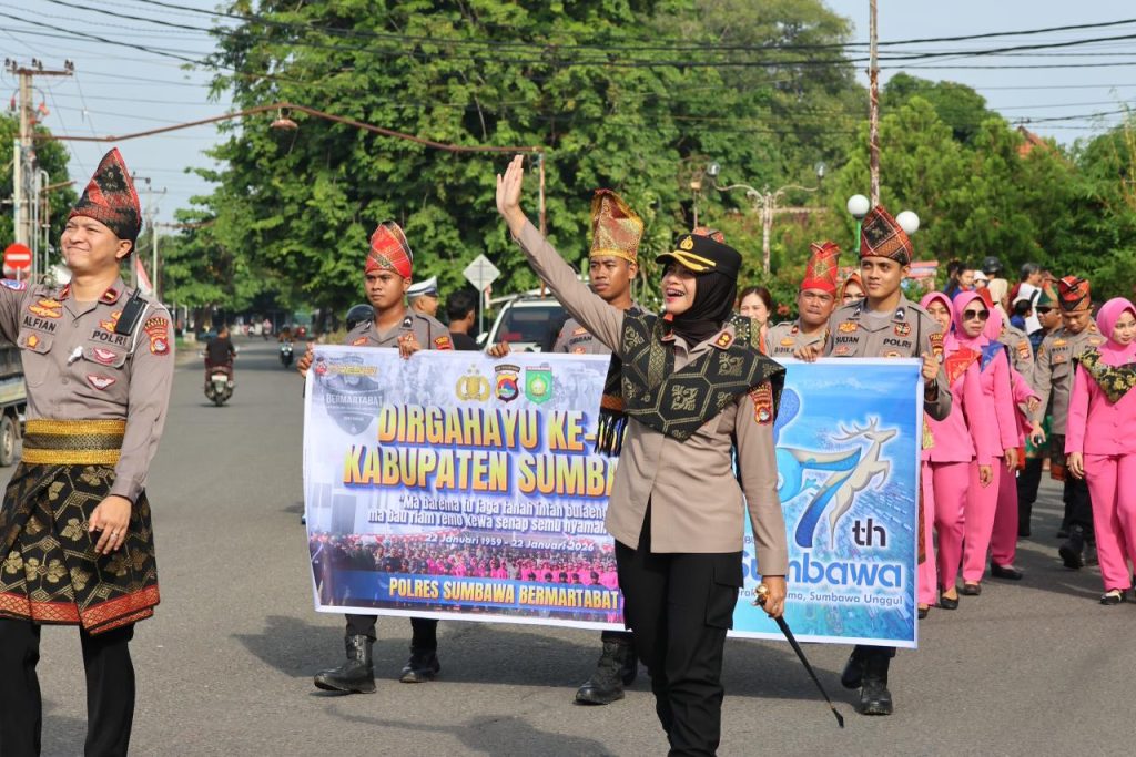 Rayakan HUT Sumbawa Ke-67, Polres Sumbawa Kawal Ribuan Peserta Karnaval “Batedung Tuntang”