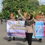 Rayakan HUT Sumbawa Ke-67, Polres Sumbawa Kawal Ribuan Peserta Karnaval “Batedung Tuntang”