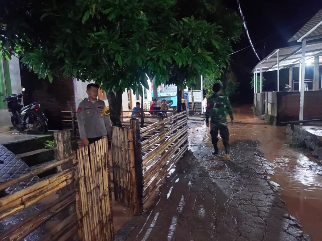 Personel Polres Sumbawa Terjun Langsung Bantu Warga Terdampak Luapan Sungai di Empang dan Tarano