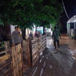 Personel Polres Sumbawa Terjun Langsung Bantu Warga Terdampak Luapan Sungai di Empang dan Tarano