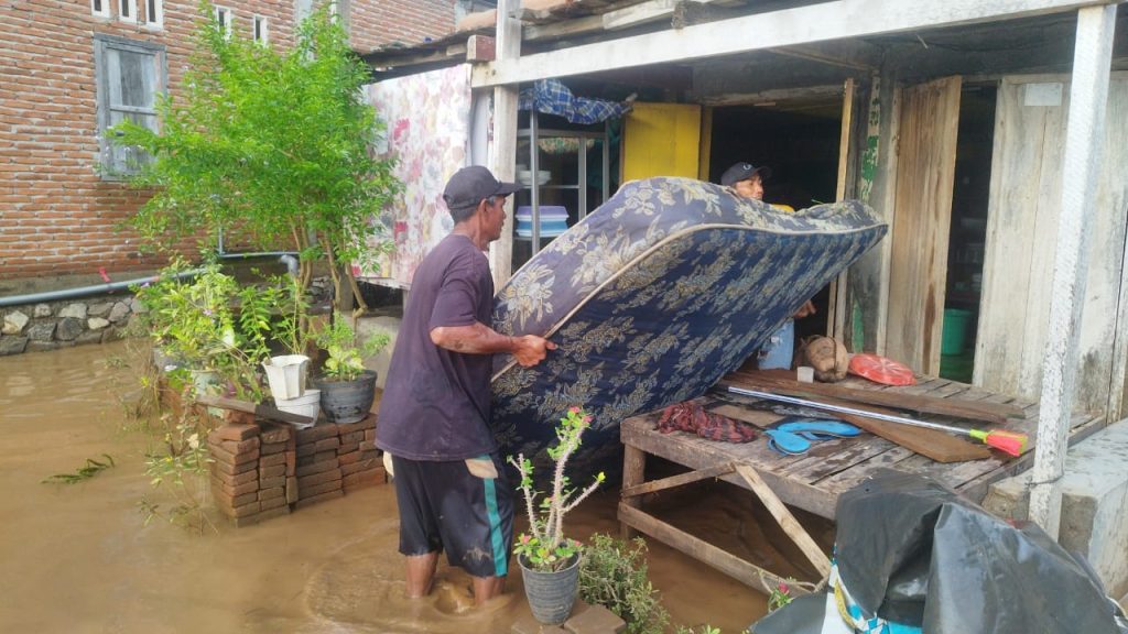 Ribuan Warga Desa Labuhan Bontong Tarano Terdampak Banjir