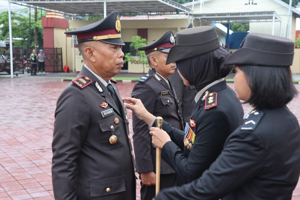Kapolres Sumbawa Sematkan Satyalancana kepada Personel Berdedikasi