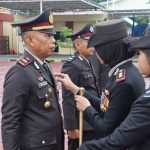 Kapolres Sumbawa Sematkan Satyalancana kepada Personel Berdedikasi