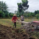 Dukung Ketahanan Pangan, Bhabinkamtibmas Desa Kalabeso Sambangi Petani di Sawah Batu Swoan