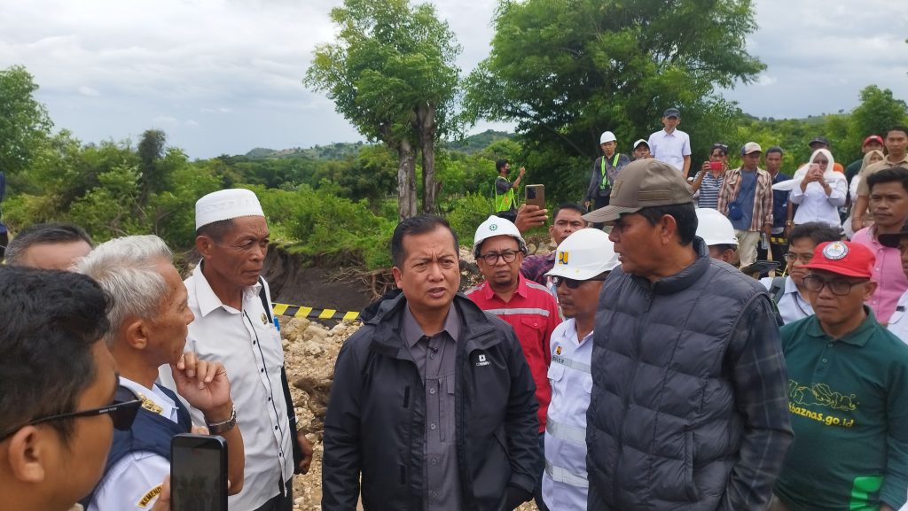 Pastikan Akses Masyarakat Kembali Normal, Gubernur NTB Tinjau Perbaikan Jalan Putus Di Moyo Hilir
