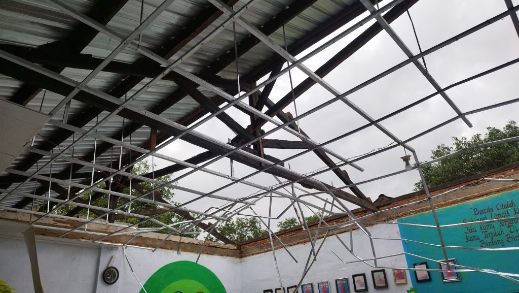 Akibat Angin Kencang Tiga Ruang Kelas SDN Kelungkung Rusak Parah