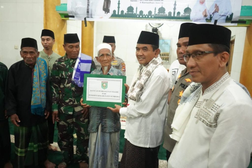 Wakil Bupati Sumbawa, Serahkan Bantuan Untuk Masjid dan Warga Kurang Mampu di Dua Desa