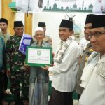 Wakil Bupati Sumbawa, Serahkan Bantuan Untuk Masjid dan Warga Kurang Mampu di Dua Desa