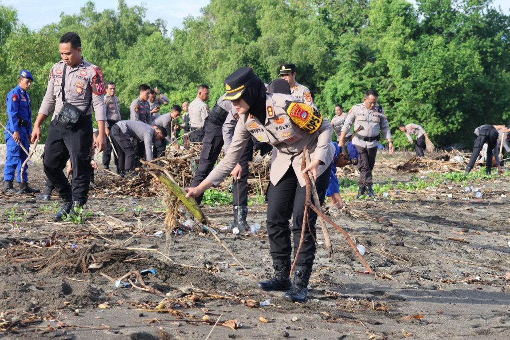 100 Personel Gabungan Polri Laksanakan Gotong Royong Gerakan Indonesia Asri di Pantai Saliper Ate