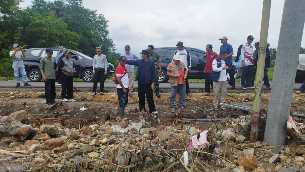 Tinjau Langsung Dampak Banjir Empang, Bupati Jarot: Hutan Gundul dan Sungai Menyempit Jadi Penyebab Utama