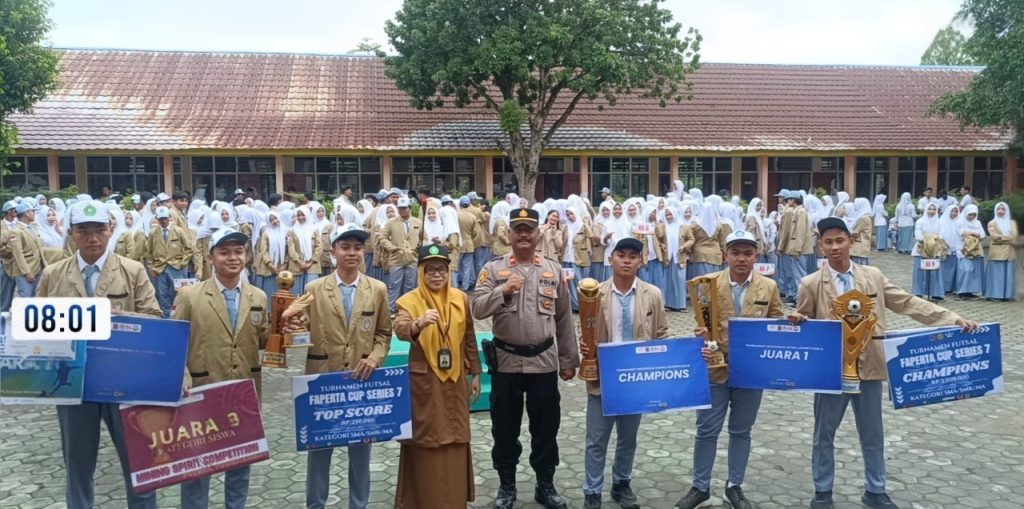 Pimpin Upacara di SMAN 2 Sumbawa, Kapolsek Sumbawa Tekankan Anti Narkoba dan Tertib Berlalulintas
