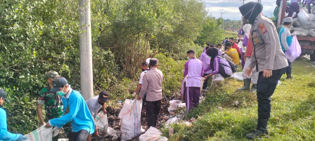 Wujudkan Gerakan Indonesia ASRI, Polsek Alas Barat Bersama Muspika Bersihkan Sampah di Jalan Negara