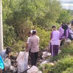Wujudkan Gerakan Indonesia ASRI, Polsek Alas Barat Bersama Muspika Bersihkan Sampah di Jalan Negara