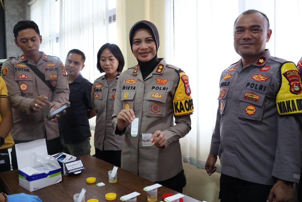 Komitmen Berantas Narkoba, Kapolres Sumbawa Pimpin Tes Urine Mendadak Bagi Pejabat Utama