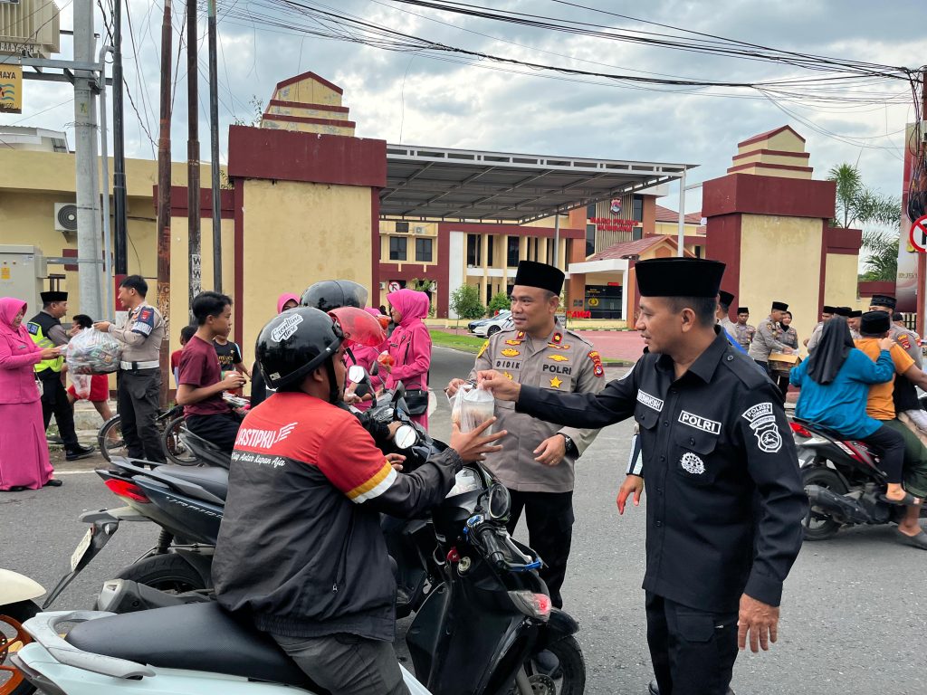 Tebar Kebaikan Polres Sumbawa Bersama Bhayangkari, Bagikan Ratusan Takjil