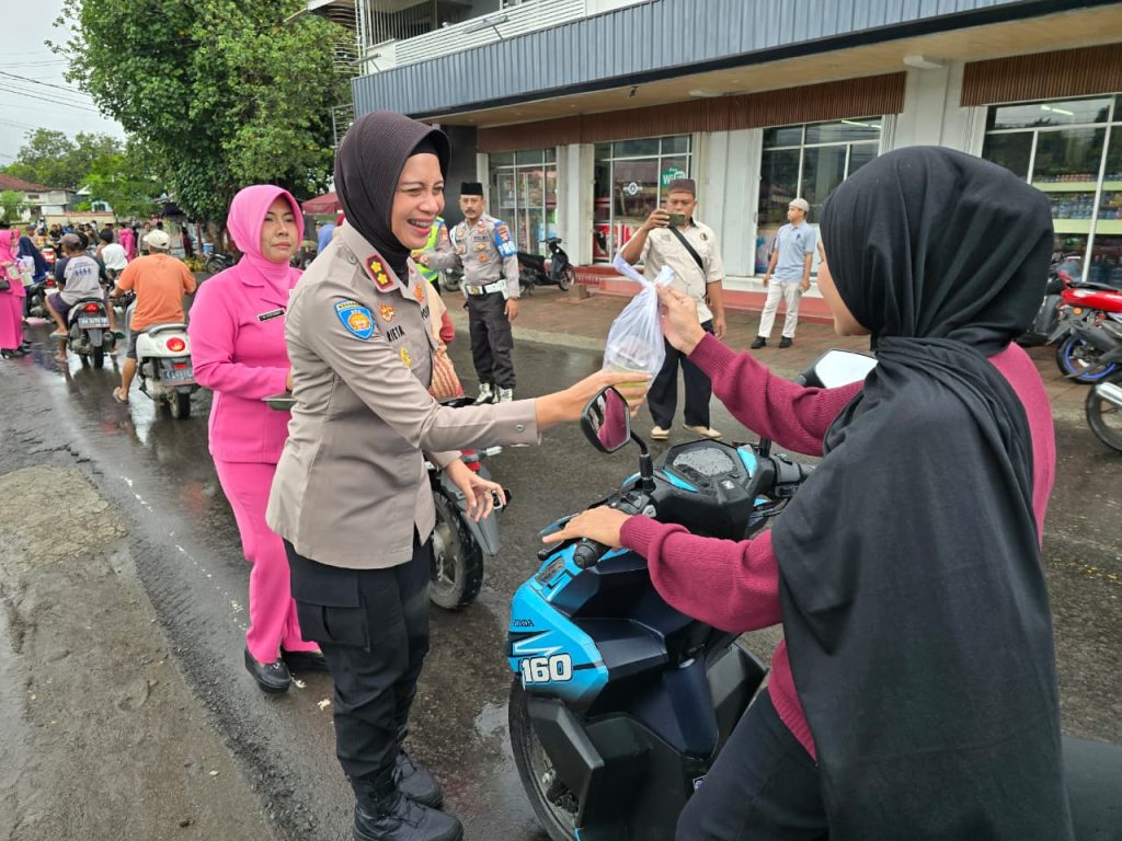 Kapolres Sumbawa Pimpin Aksi Religi dan Pembagian Takjil di Wilayah Alas