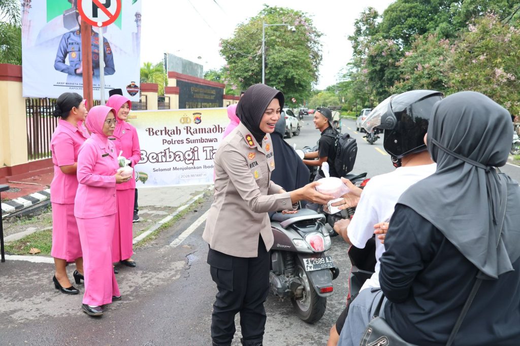 Wujud Kepedulian di Bulan Suci, Kapolres Sumbawa Pimpin Langsung Pembagian Takjil Berkah Ramadan