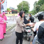 Wujud Kepedulian di Bulan Suci, Kapolres Sumbawa Pimpin Langsung Pembagian Takjil Berkah Ramadan