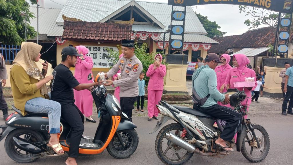 Semangat Berbagi di Bulan Suci, Polsek Empang Bagikan Takjil kepada Masyarakat