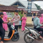 Semangat Berbagi di Bulan Suci, Polsek Empang Bagikan Takjil kepada Masyarakat
