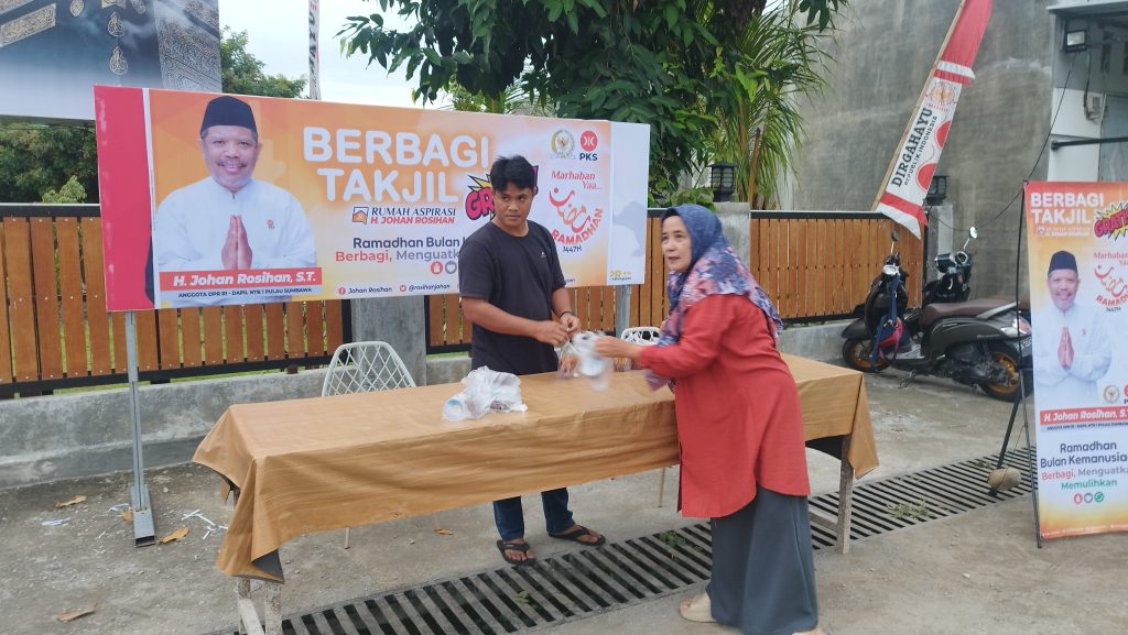 Berbagi Keberkahan Ramadan, Rumah Aspirasi H. Johan Rosihan Bagikan Ratusan Takjil Setiap Hari